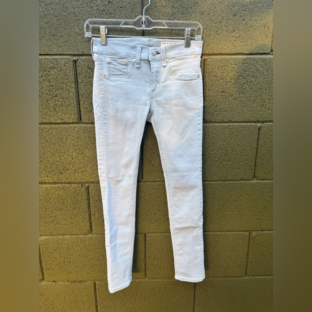 Rag & bone / woman’s size 25 sky blue skinny leg low rise stretch demin jeans.